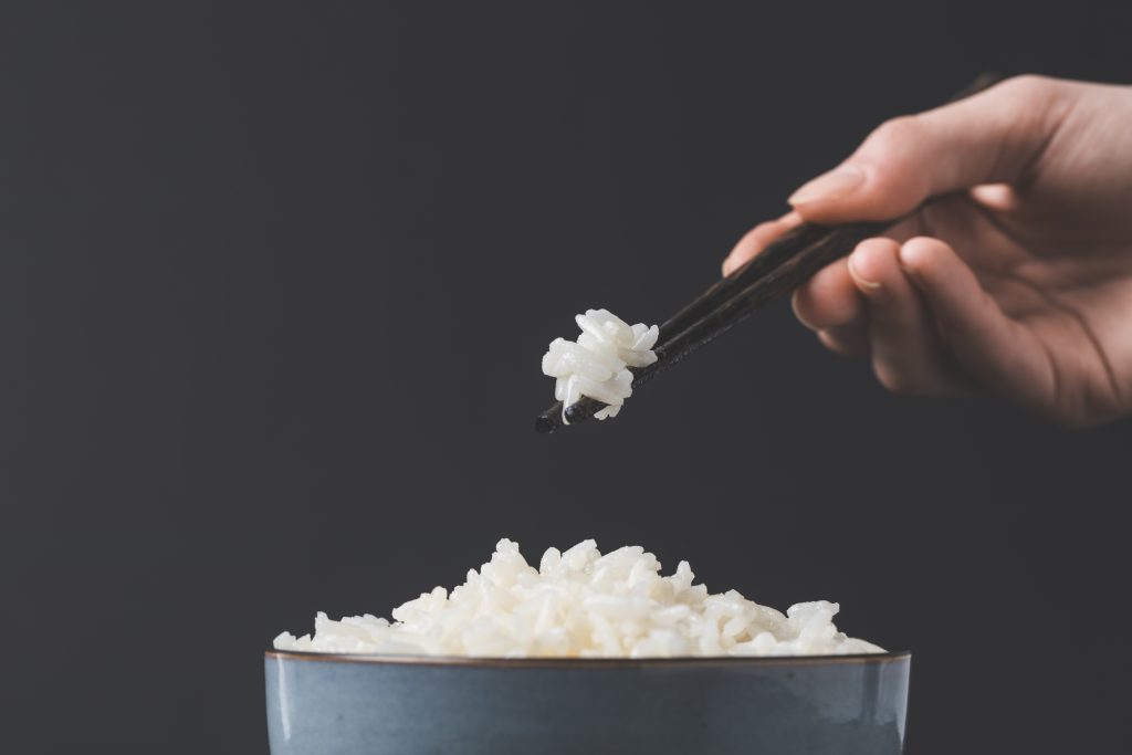אכילת אורז עם מקלות סינים