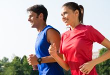 זוג רץ בטבע